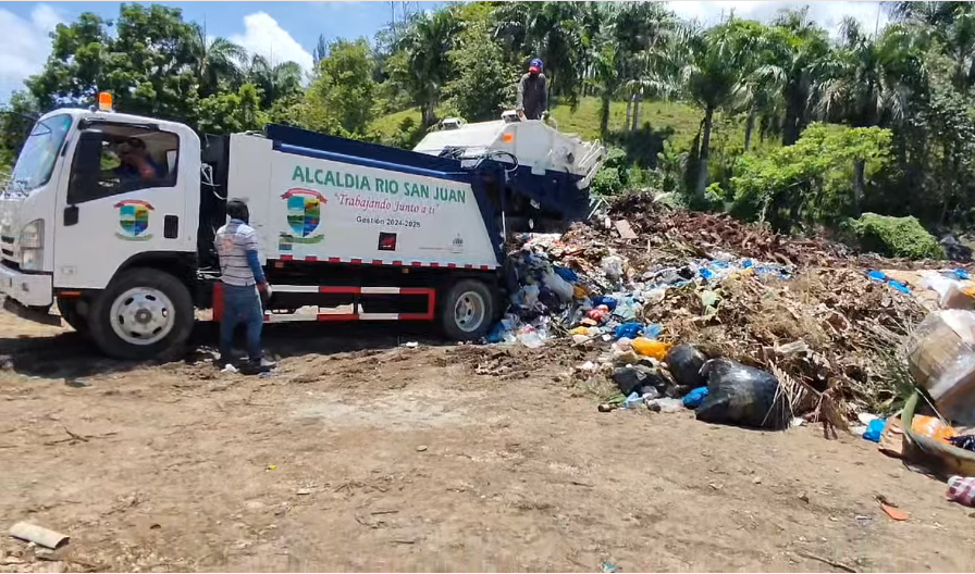 Denuncian vertedero ilegal improvisado por alcaldía de Río San Juan a pocos metros del río y toma de agua potable del pueblo