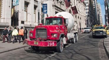 Aumentarían multas en NYC a conductores de camiones y buses dejen motor encendido por 3 minutos en un mismo lugar