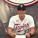 Prospecto de ascendencia dominicana Ethan Wachsmann firma con los Mellizos de Minnesota