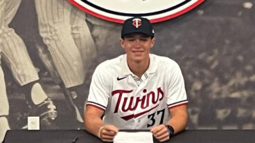 Prospecto de ascendencia dominicana Ethan Wachsmann firma con los Mellizos de Minnesota