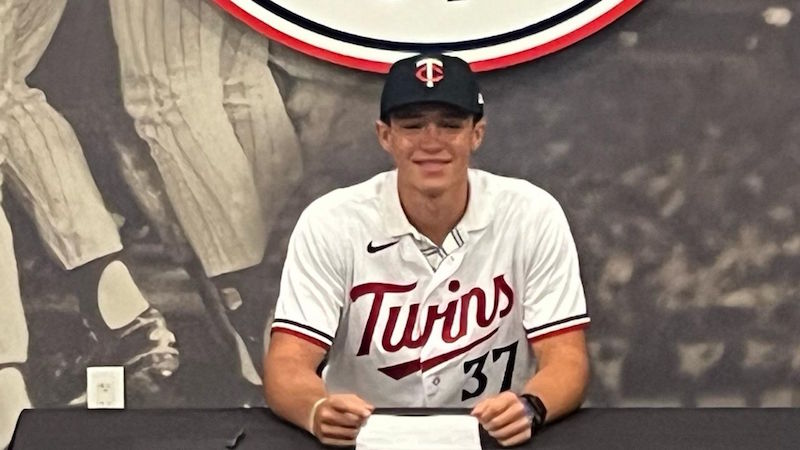Prospecto de ascendencia dominicana Ethan Wachsmann firma con los Mellizos de Minnesota