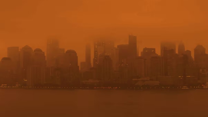 Humo de incendios forestales de Canadá arropa area triestatal; dominicanos alarmados en NYC