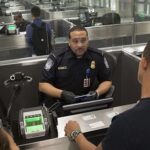 Inadmisibles en EUA solicitantes residencia puedan convertirse en carga pública; Medida afectaría dominicanos que piden familiares