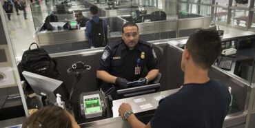 Inadmisibles en EUA solicitantes residencia puedan convertirse en carga pública; Medida afectaría dominicanos que piden familiares