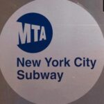 Propone aumentar tarifa del metro, autobuses, puentes y túneles en NYC para el 2027