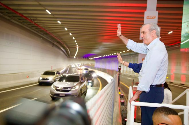 Presidente Abinader inaugura túnel  Plaza de la Bandera permitirá movilizar hasta 2,500 vehículos por hora; no motores ni camiones