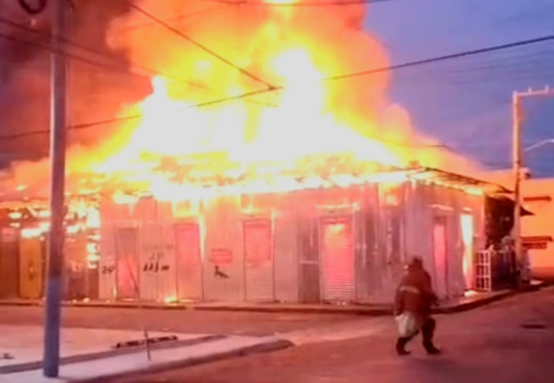 Incendio destruye cuadra completa de establecimientos comerciales en Imbert, Puerto Plata; no se reportaron perdidas humanas