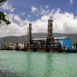 Retiran última barcaza eléctrica de la Bahía de Puerto Plata tras tres décadas de contaminación ambiental