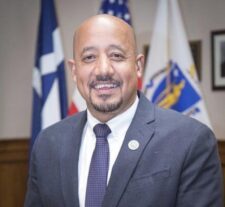 Le volvió el COVID! Alcalde dominicano de Lawrence, Brian de Peña, arrestado por presunto fraude de US$1.65 millones