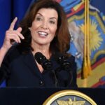Rechaza excesos ICE en NY y da hasta el 25 de este mes para cesar acuerdos con 12 agencias; dominicanos la apoyan
