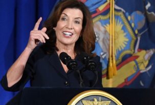 Rechaza excesos ICE en NY y da hasta el 25 de este mes para cesar acuerdos con 12 agencias; dominicanos la apoyan