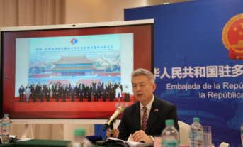 Embajador de China cataloga de intimidación tecnológica y difamación acusaciones de EU de que es riesgoso usar sus marcas