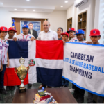 Alcalde de Santiago entrega banderas a equipo Los Nacionales representará a RD en la Serie Mundial de Pequeñas Ligas