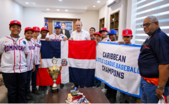 Alcalde de Santiago entrega banderas a equipo Los Nacionales representará a RD en la Serie Mundial de Pequeñas Ligas