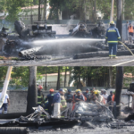 Fallecen dos personas al explotar un camión cisterna cargado de combustibles en la avenida George Washington; hay un herido