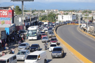 Gobierno contempla construir tres nuevos pasos a desnivel en la autopista Duarte para descongestionar accesos a la capital