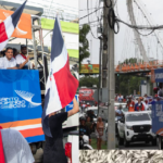 Bajo lluvia miles de dominicanos vitorean atletas que en caravana y con medallas en mano celebraron exitosa participaron en JCC