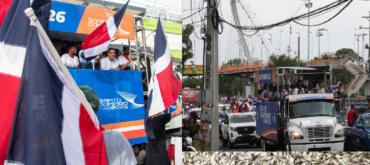 Bajo lluvia miles de dominicanos vitorean atletas que en caravana y con medallas en mano celebraron exitosa participaron en JCC