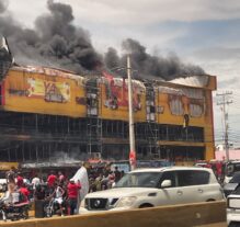 Incendio arrasa con otra sucursal de la cadena de tiendas L & R Comercial, esta vez en la autopista Las Américas