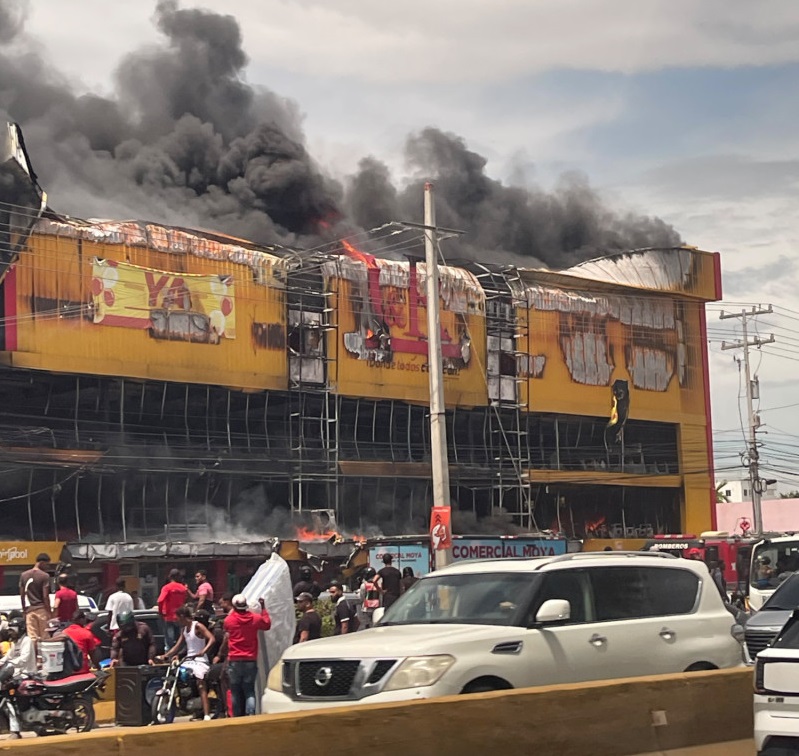 Incendio arrasa con otra sucursal de la cadena de tiendas L & R Comercial, esta vez en la autopista Las Américas