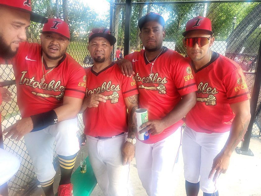 Con cuadrangulares de Kenel Pacheco Los Intocables vencen por partida doble a Bujías y clasifican a Gran Final softbol de Newark
