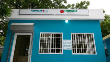 Desalojan farmacia de PROMESE/CAL en Cabrera por larga deuda en alquiler del local