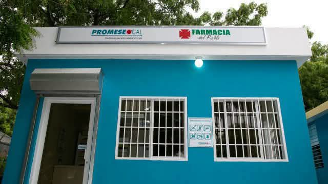 Desalojan farmacia de PROMESE/CAL en Cabrera por larga deuda en alquiler del local