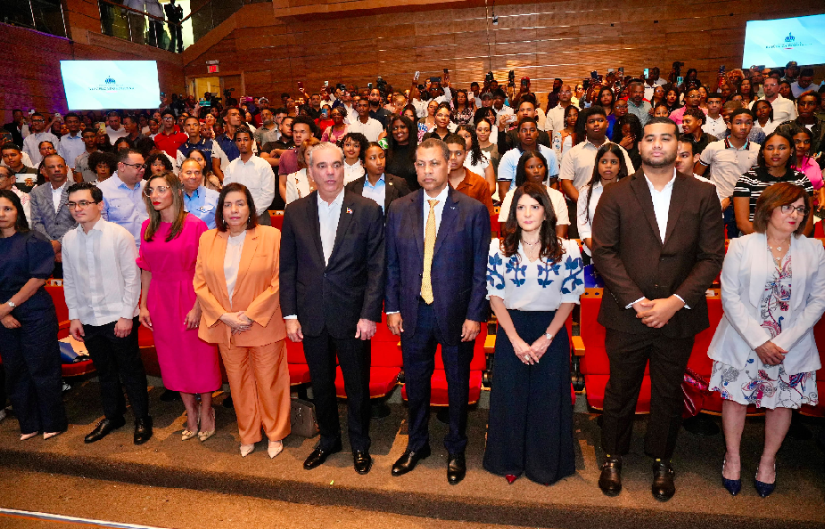Presidente Abinader encabeza reconocimiento del Indotel a más de 170 estudiantes destacados en concurso de vocaciones STEM