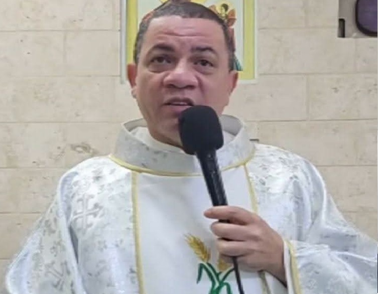 Sacerdote alza su voz a favor de transporte para estudiantes de El Papayo, en El Factor: “Ellos también son dominicanos”
