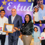 Senador Alexis Victoria Yeb reconoce a 75 estudiantes meritorios de la provincia María Trinidad Sánchez