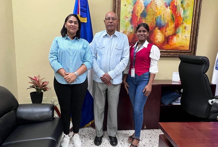 UASD Centro Nagua y Ministerio de la Juventud coordinan Feria de Emprendimiento y avances para transporte estudiantil