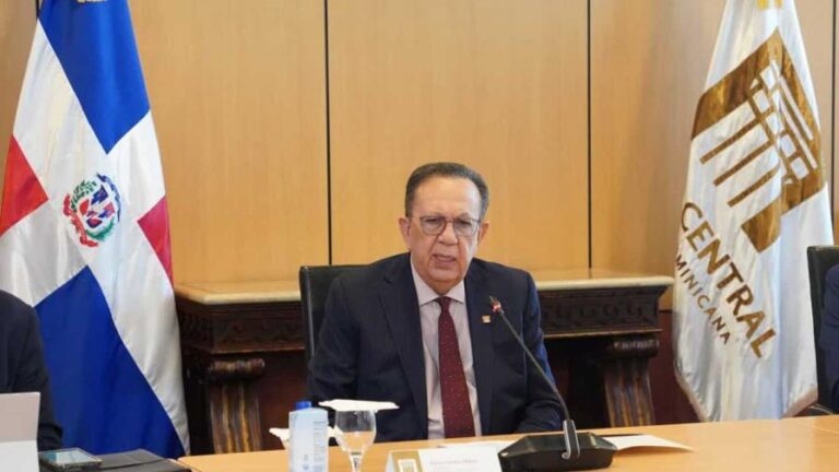 Abinader ratifica a Valdez Albizu como gobernador del Banco Central, y a Clarissa de la Rocha como vicegobernadora