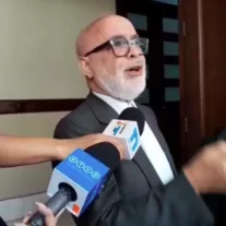 Angel Martínez pierde otro round; lo condenan a un año de prisión por difamar a Faride, pero dice seguirá hablando