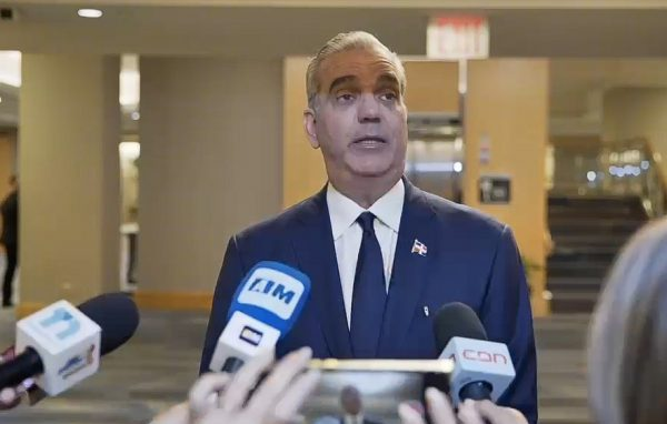Abinader le prende reloj a quienes mataron esposa del artista Julián Oro Duro: 