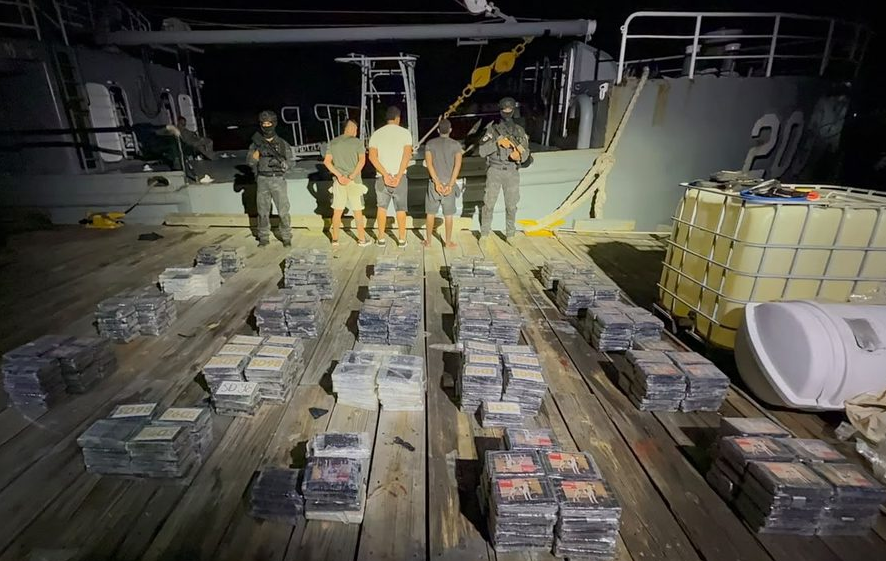 Autoridades de RD interceptan otra narcolancha en costa de Baní con un cargamento de 595 paquetes de cocaína