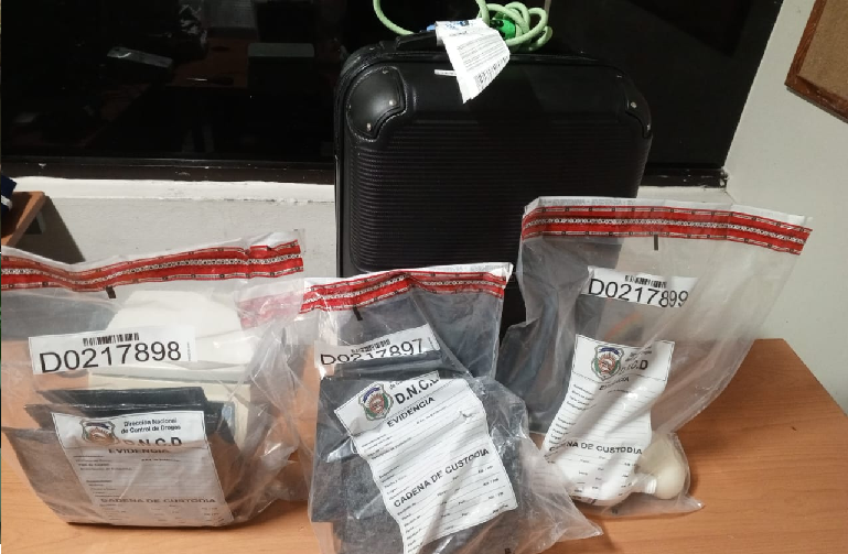 DNCD sorprende en el AILA a una mujer pretendía viajar a España con 16 láminas de cocaína adheridas en varios jeans