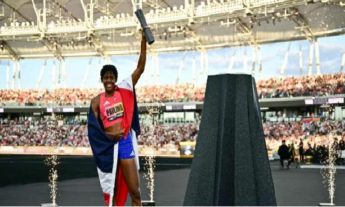 La dominicana Marileidy Paulino lo hizo de nuevo! Gana la final de los 400 metros en el Ultimate Championship