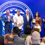 El presidente Abinader inicia su gira en Nueva York con la entrega de un nuevo pasaporte a la diáspora