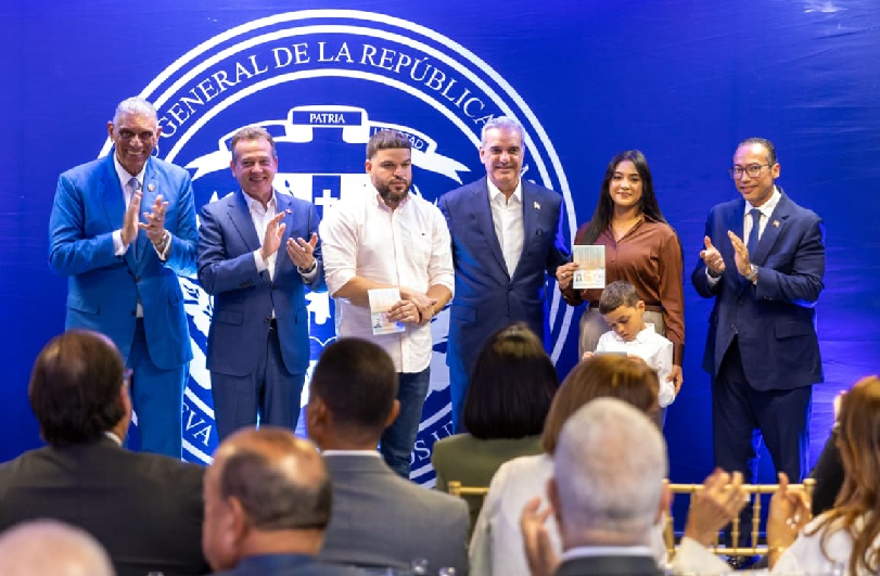 El presidente Abinader inicia su gira en Nueva York con la entrega de un nuevo pasaporte a la diáspora