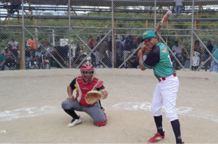 Doble división de honores en segunda jornada del torneo de softbol para empleados de Cementos Cibao