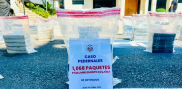 DNCD intercepta lancha en costas de Pedernales y atrapa a 3 colombianos con mas de una tonelada de cocaina