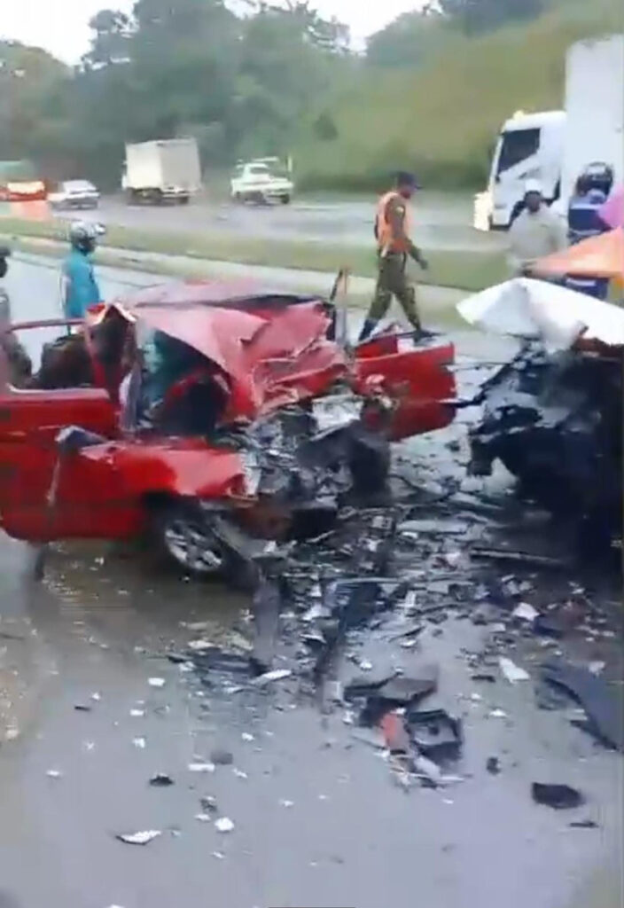 Cinco muertos y un herido al chocar de frente dos vehiculos la mañana de este viernes en la Circunvalación Santo Domingo