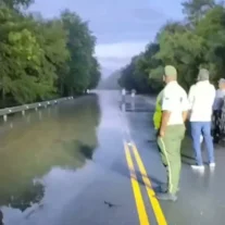 Lluvias obligan el cierre de la Autopista del Nordeste por inundación; alertan sobre mas aguaceros