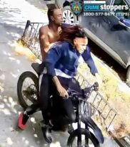 Escuadrón detectives NYPD persigue ladrones apuñalaron policía del precinto 44; dominicanos sirven en ese cuartel