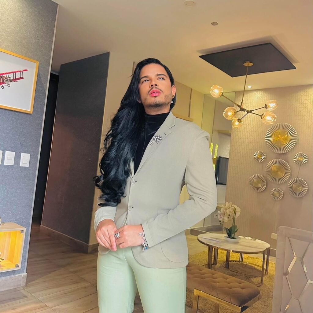 El talento riosanjuanero brilla Diseñador Enrique Humbolt triunfa en Miss América Latina del Mundo