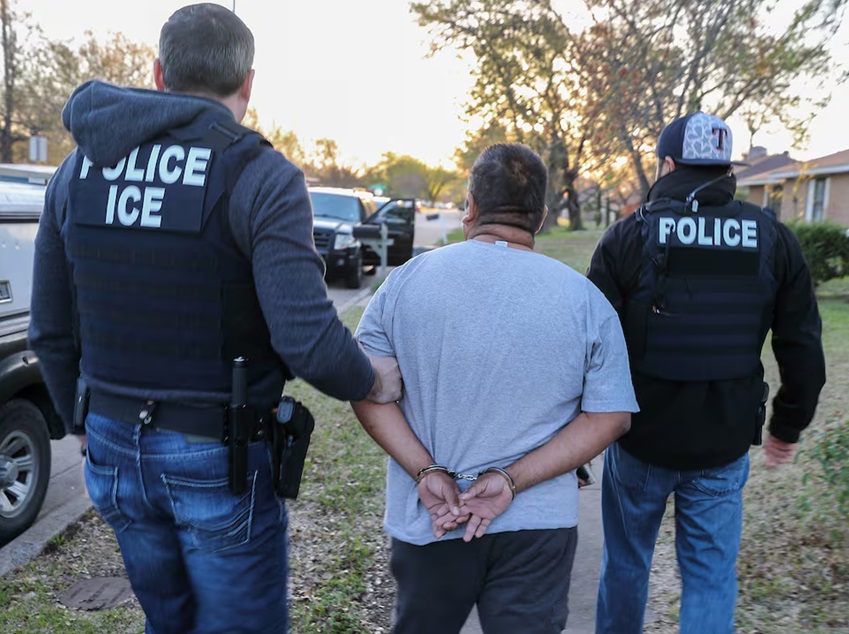 Trump ha deportado a casi un millón de personas, entre ellas dominicanos; ICE planea aumentar arrestos y deportaciones