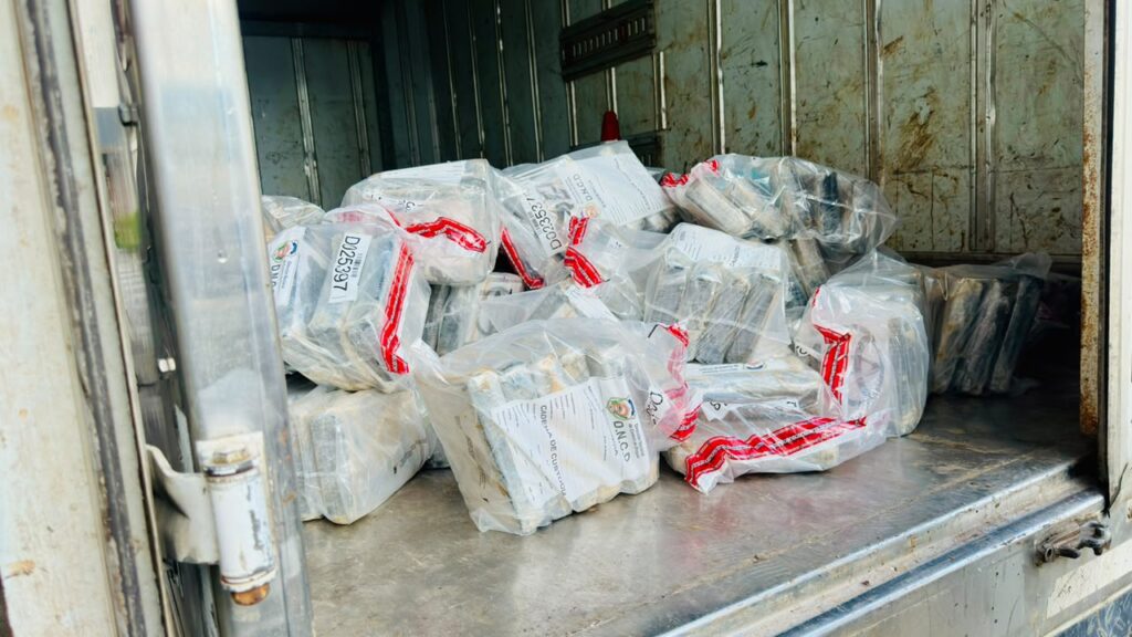 La DNCD intercepta otra lancha en costas de Baní con 389 paquetes de cocaína  y apresa a 2 dominicanos