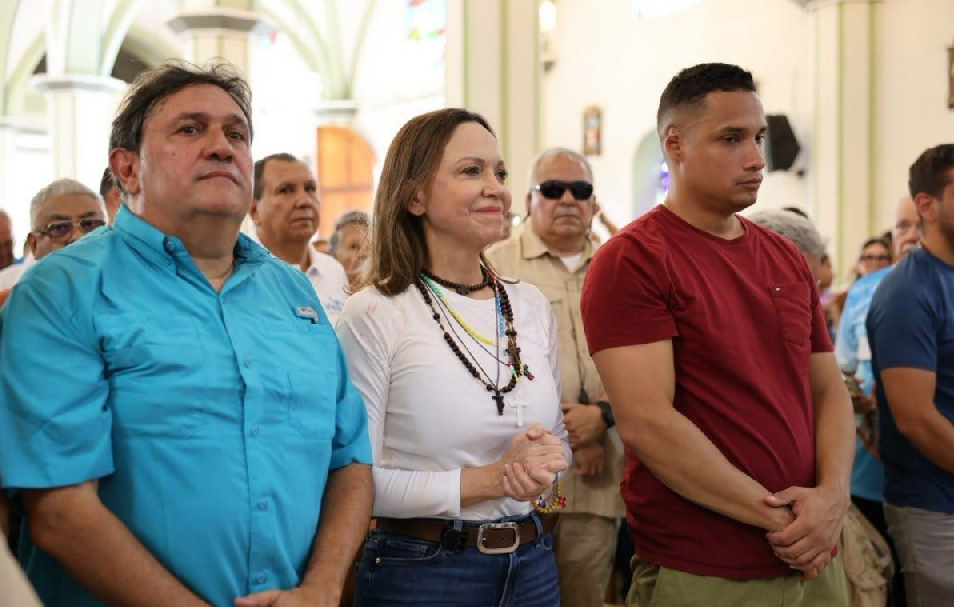 Aaay! María Corina Machado ya está en Venezuela; reapareció este domingo en una iglesia de Lara junto a sus seguidores