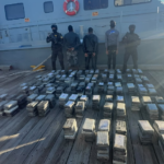 Agentes varias agencias estatales y EU atrapan lancha en costas de Baní con 555 paquetes de cocaína; apresan 3 dominicanos