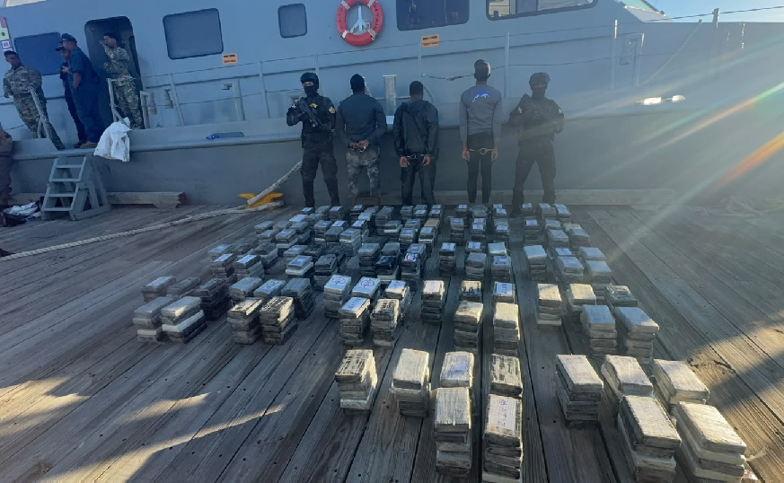 Agentes varias agencias estatales y EU atrapan lancha en costas de Baní con 555 paquetes de cocaína; apresan 3 dominicanos